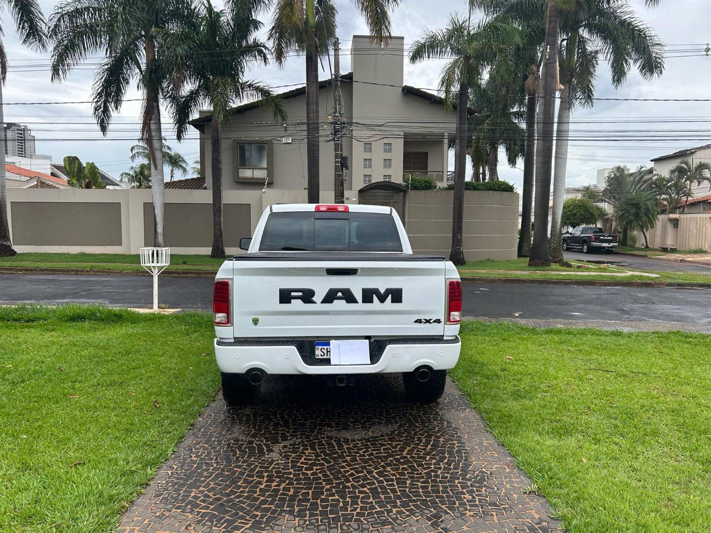 RAM Classic 5.7 V8 Gasolina Laramie CD 4x4 Automática - Imagem 4