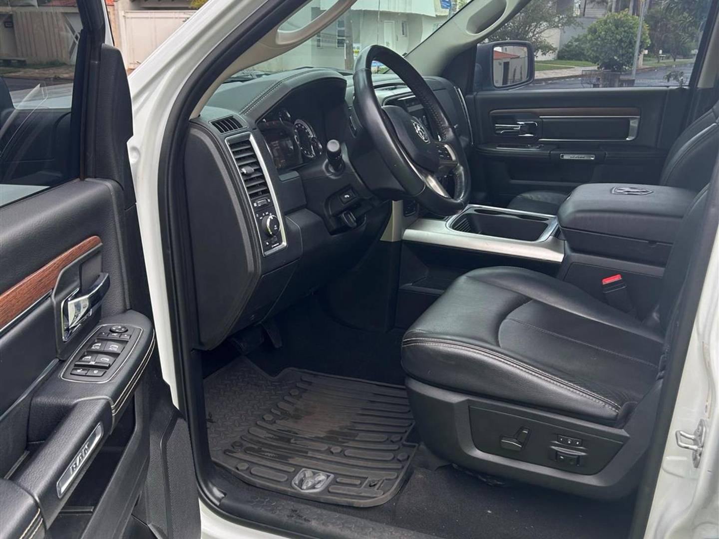 RAM Classic 5.7 V8 Gasolina Laramie CD 4x4 Automática - Imagem 3