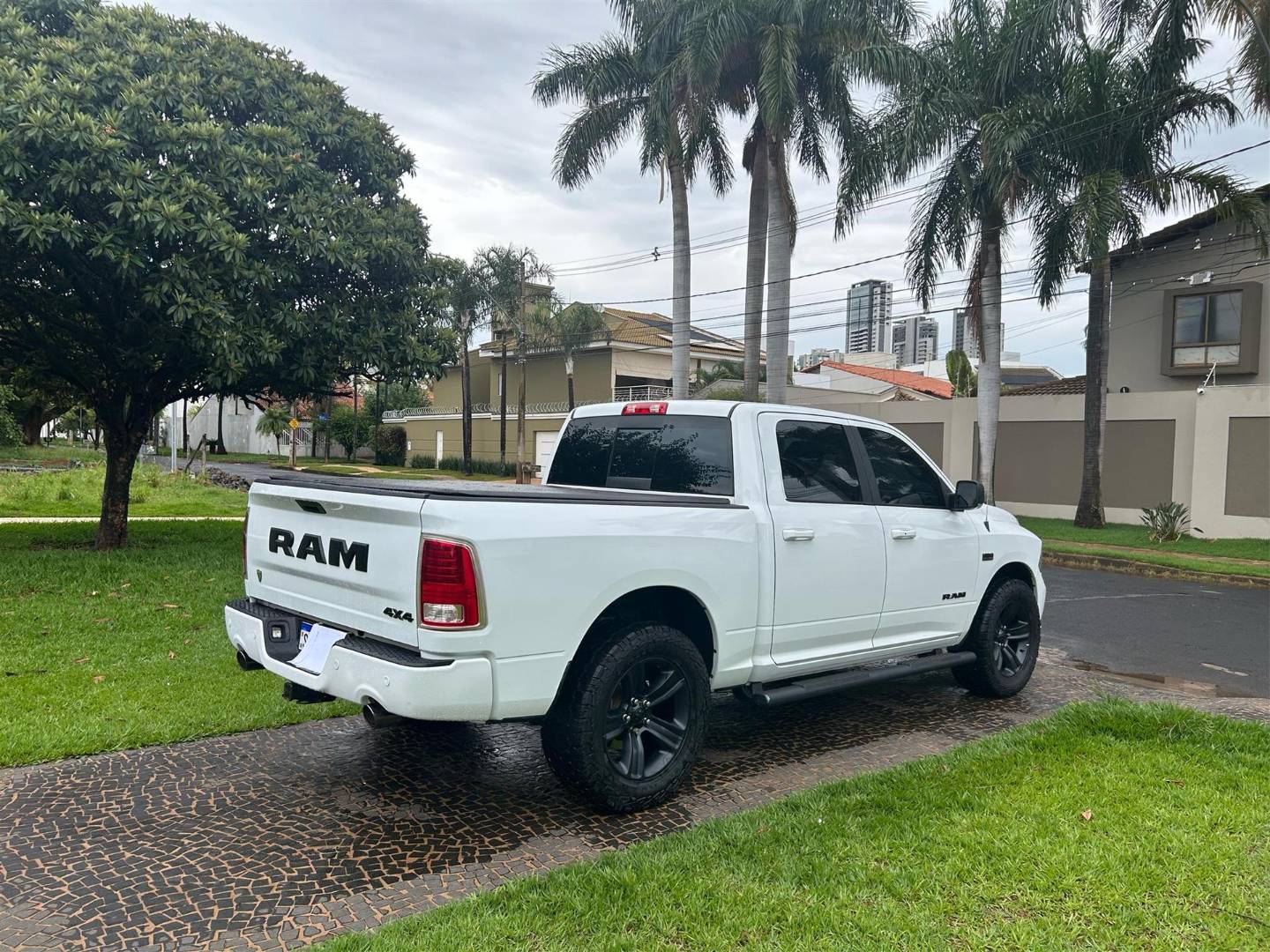 RAM Classic 5.7 V8 Gasolina Laramie CD 4x4 Automática - Imagem 2