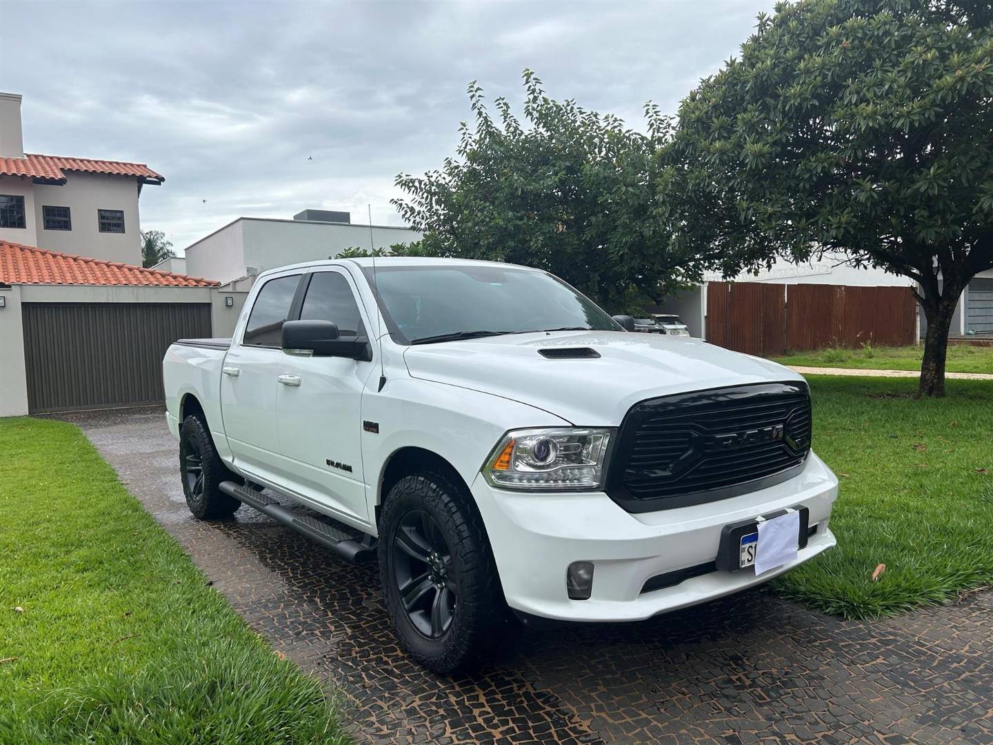 RAM Classic 5.7 V8 Gasolina Laramie CD 4x4 Automática - Imagem 1
