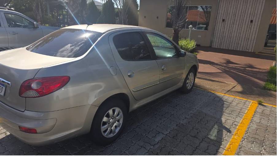 Peugeot 207 Sed. Passion XR Sport 1.4 Flex 8V 4P 2013 - Imagem 2