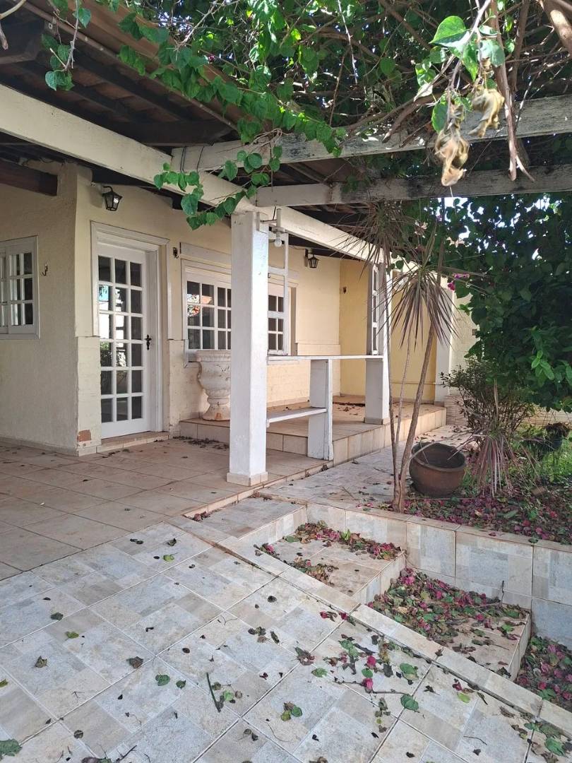 Linda casa no bairro Cidade Jardim. Para quem gosta de casa com janela