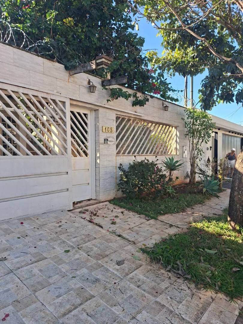 Linda casa no bairro Cidade Jardim. Para quem gosta de casa com janela - Imagem 2