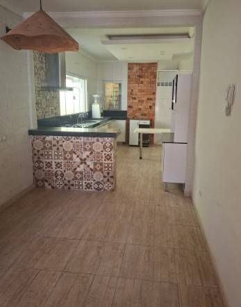 Linda casa no bairro Cidade Jardim. Para quem gosta de casa com janela - Imagem 5