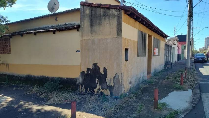 Vendo casa de esquina Bairro Saraiva, casa bem antiga, terreno total d - Imagem 3