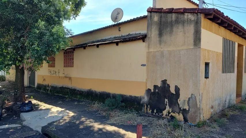 Vendo casa de esquina Bairro Saraiva, casa bem antiga, terreno total d - Imagem 2