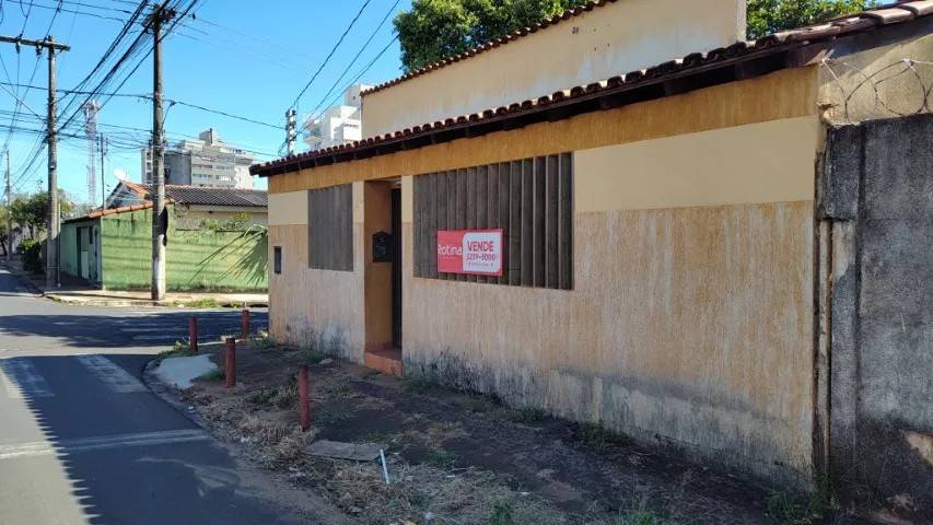 Vendo casa de esquina Bairro Saraiva, casa bem antiga, terreno total d