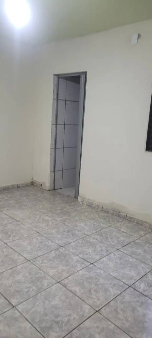 Alugo casa de fundo (bairro planalto - Imagem 2